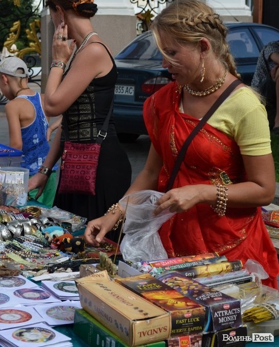 У центрі Луцька займалися йогою. ФОТО 