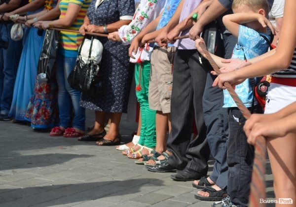 У центрі Луцька займалися йогою. ФОТО 