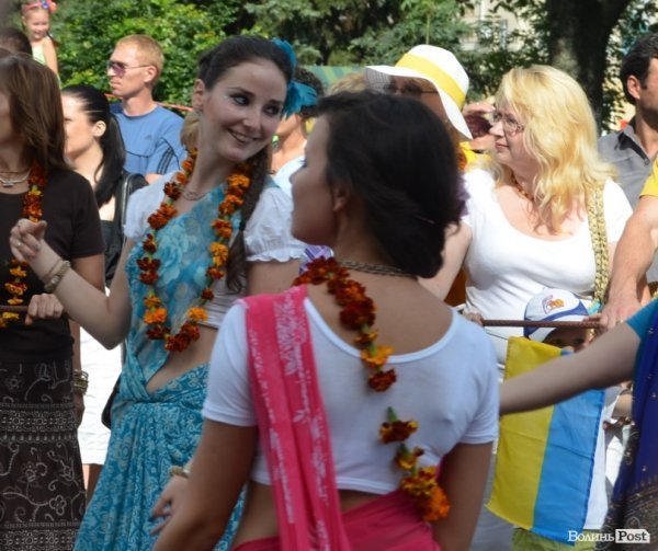 У центрі Луцька займалися йогою. ФОТО 