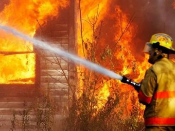 У Любешівському районі горів будинок: виїжджали два спецавто 