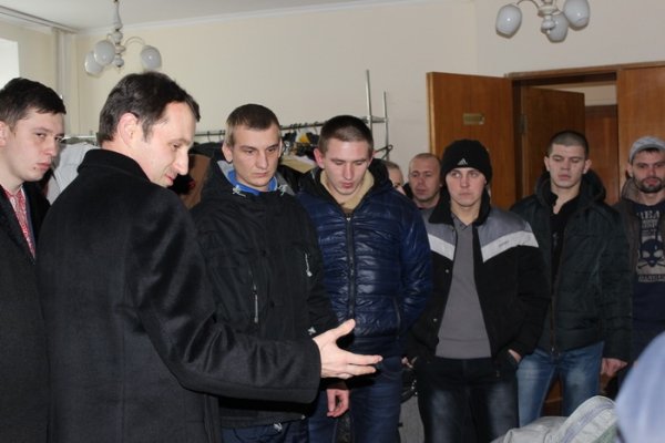 Луцькі депутати передали бійцям 14-ої бригади утеплені комбінезони. ФОТО