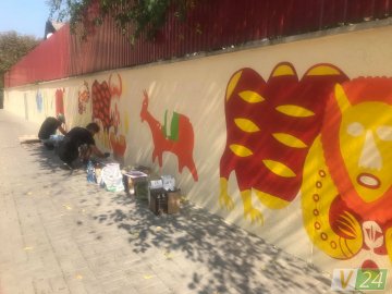 У Луцьку креативно розмальовують стіну. ФОТО