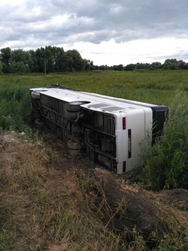 На Рівненщині перекинувся автобус: постраждало семеро людей. ФОТО. ВІДЕО