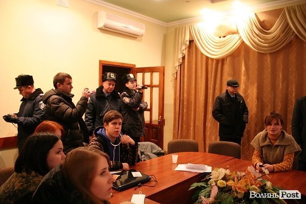 У луцький Штаб національного спротиву прийшли міліція і прокурори. ДОПОВНЕНО