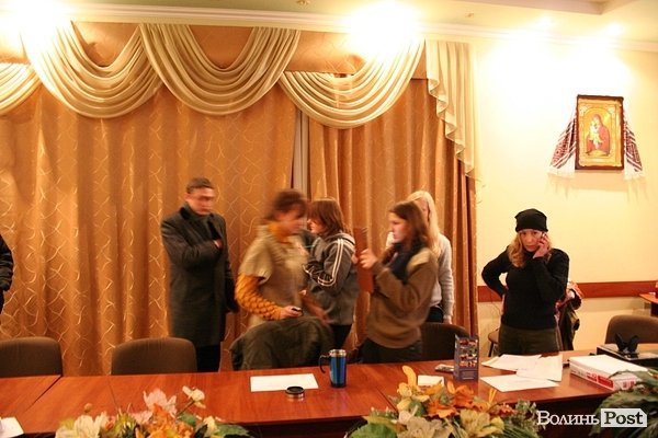 У луцький Штаб національного спротиву прийшли міліція і прокурори. ДОПОВНЕНО