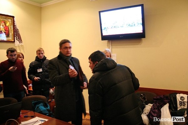 У луцький Штаб національного спротиву прийшли міліція і прокурори. ДОПОВНЕНО