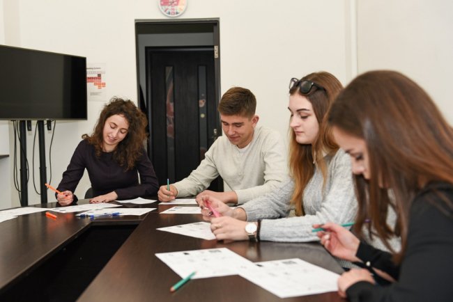 У «Промені» відкривається незвичний сімейний клуб англійської мови*