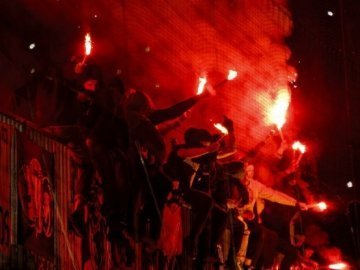 Харківські фанати розвели багаття на «Дніпро-Арені». ВІДЕО