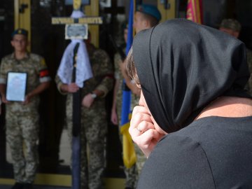 «Був сміливим, добрим і завжди допомагав»: у Луцьку попрощалися з Героєм Юрієм Лавренчуком. ФОТОРЕПОРТАЖ