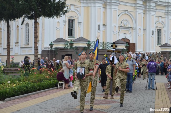 «Востаннє для тебе: слава Україні!»: Луцьк попрощався з Георгієм Ольховським. ФОТО