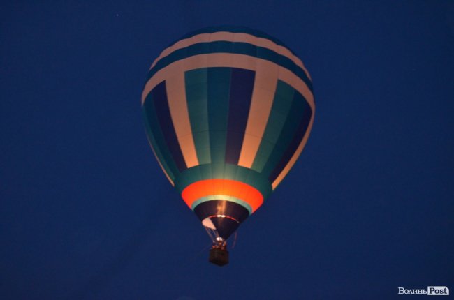 Гігантські кулі над вечірнім містом: у Луцьку – фестиваль «Aerosfera». ФОТО