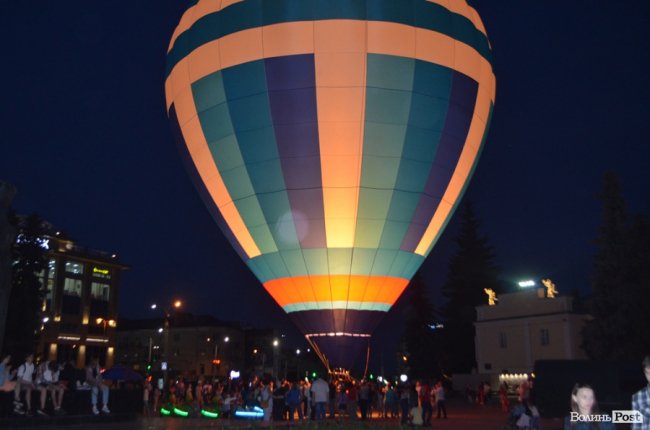 Гігантські кулі над вечірнім містом: у Луцьку – фестиваль «Aerosfera». ФОТО