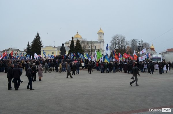 У центрі Луцька - мітинг опозиції. ФОТО. ОНОВЛЕНО