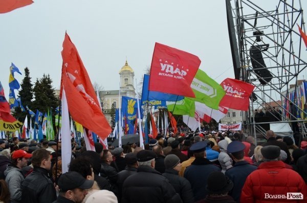 У центрі Луцька - мітинг опозиції. ФОТО. ОНОВЛЕНО