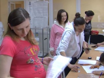 Як голосували на спецдільниці у Луцькому пологовому будинку. ВІДЕО