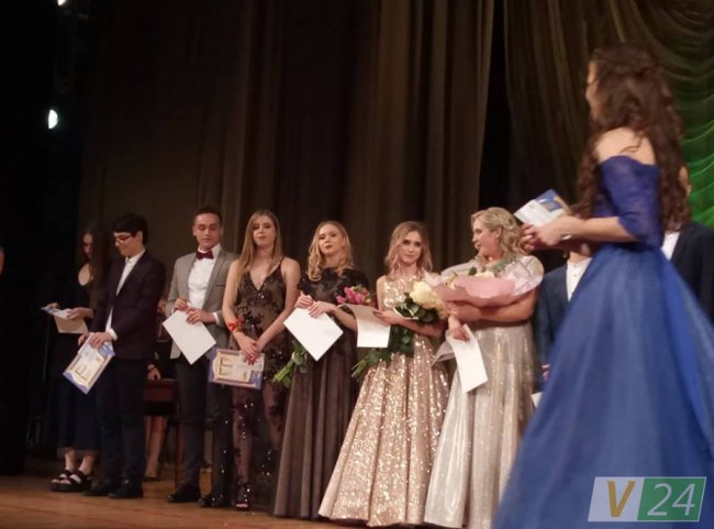 Вальс та благословення від батьків: випускний у луцькій гімназії №4. ФОТО