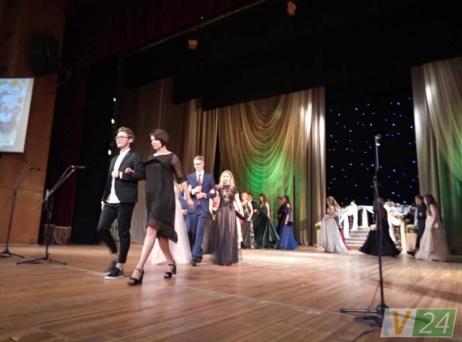 Вальс та благословення від батьків: випускний у луцькій гімназії №4. ФОТО