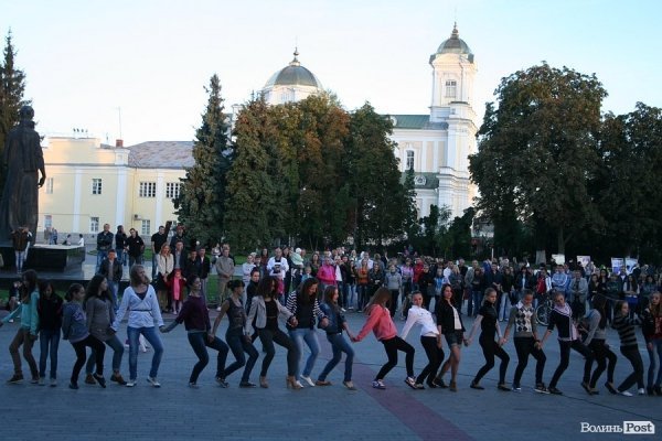 У центрі Луцька почався двомісячний танцювальний флешмоб. ФОТО