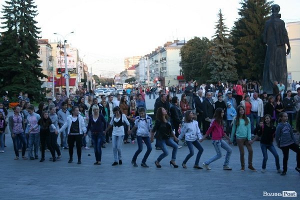 У центрі Луцька почався двомісячний танцювальний флешмоб. ФОТО