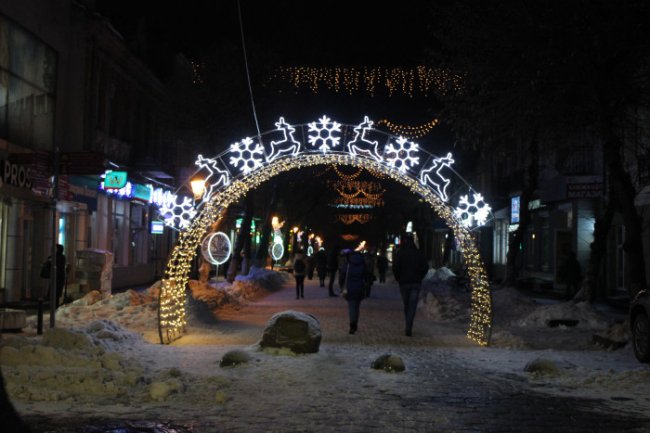 У Луцьку засяяла різдвяна ілюмінація. ФОТО