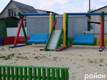 У Шацьку біля озера з'явилося дитяче містечко розваг. ФОТО