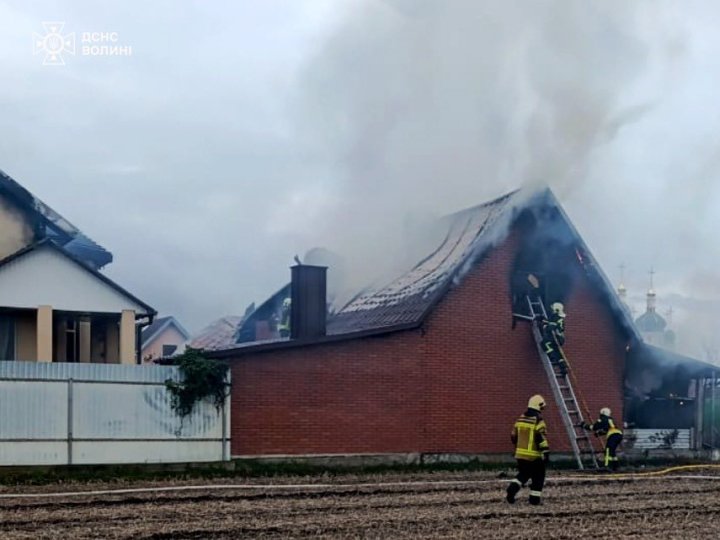 У селі біля Луцька пожежники майже годину гасили господарську споруду