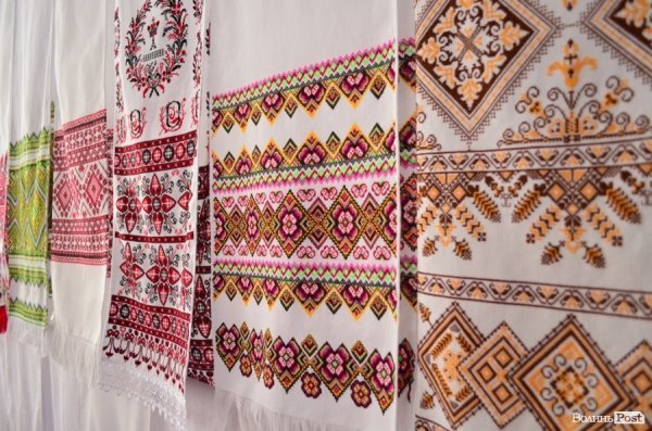 Дітей навчали вишивати собі сорочки-обереги. ФОТО