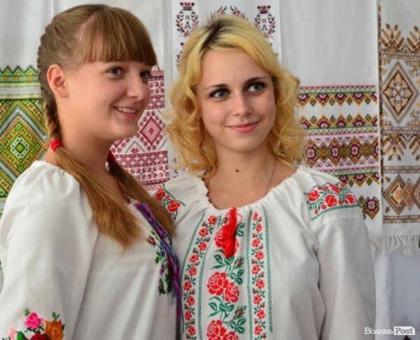 Дітей навчали вишивати собі сорочки-обереги. ФОТО