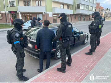 На Львівщині затримали посадовця, який вимагав 100 тисяч у волонтера