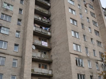 У Рівному літня жінка вистрибнула з вікна і розбилася