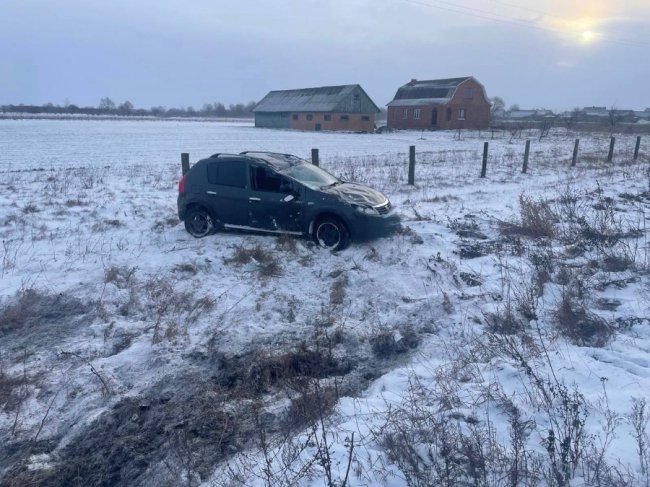 Автопригоди на Волині: у кювет злетів легковик і перевернувся бус