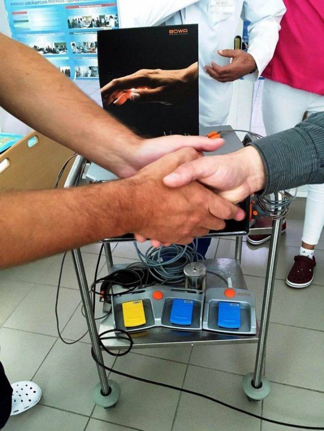 Луцькій лікарні подарували сучасний апарат для електрохірургії. ФОТО