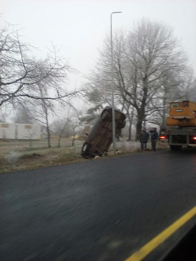 Аварія на Волині: автівка «зависла» в кюветі. ФОТО