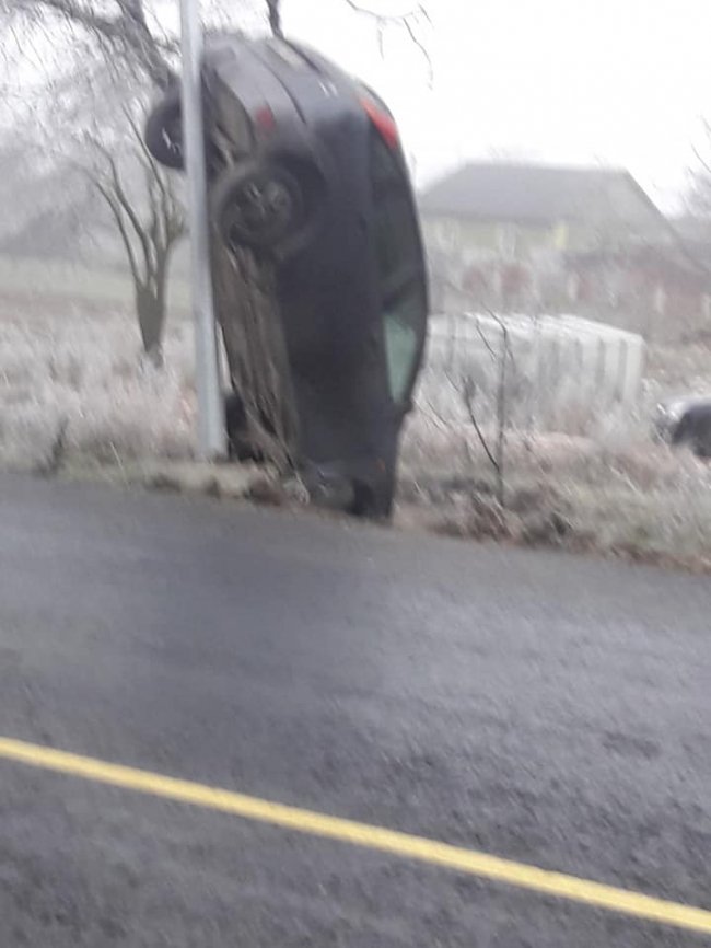 Аварія на Волині: автівка «зависла» в кюветі. ФОТО