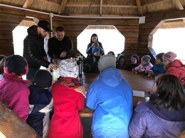 «Побратими України» організували поїздку до ботанічного заказника для діток з притулку