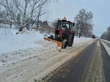 Ожеледиця на дорогах Волині: працюють 28 одиниць спецтехніки