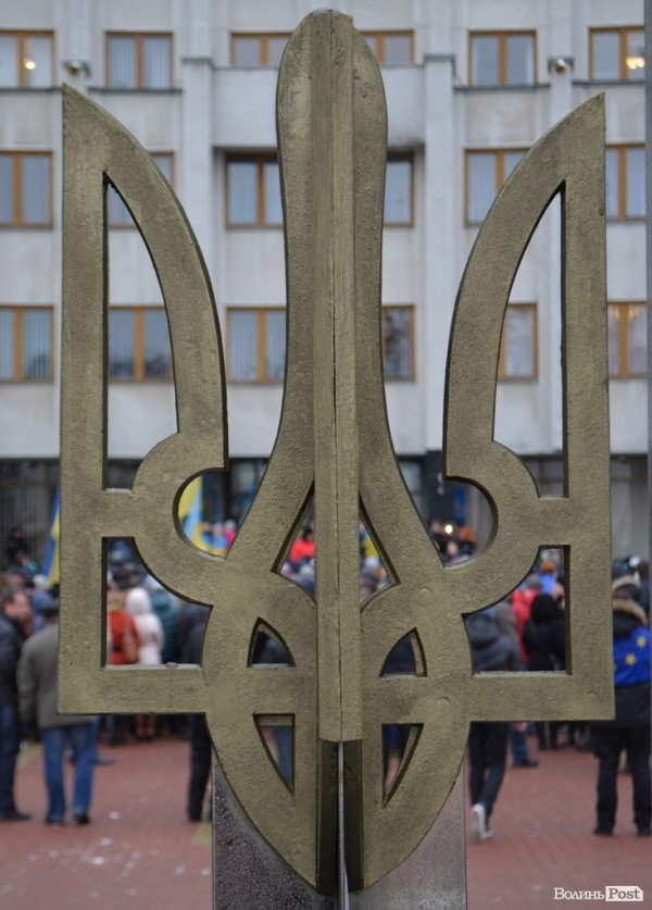 Луцькі студенти влаштували марш і вимагали у депутатів підтримати європейський вибір. ФОТО