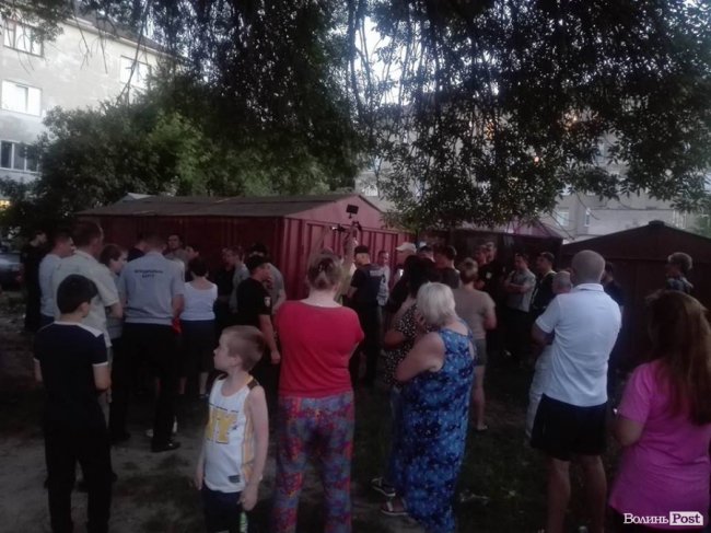 Найшла коса на камінь: люди не дають муніципалам знести гараж