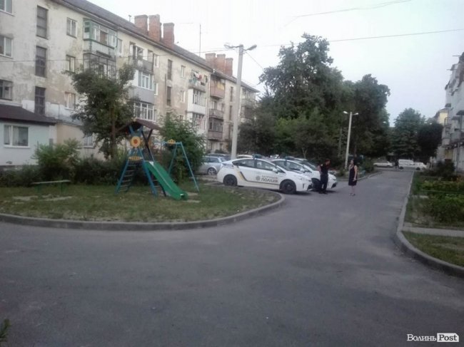 Найшла коса на камінь: люди не дають муніципалам знести гараж