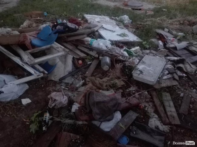 Найшла коса на камінь: люди не дають муніципалам знести гараж