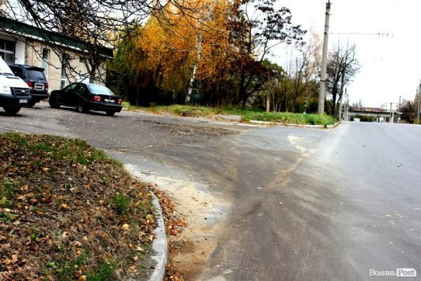 У Луцьку під багатоповерхівками розлилася смердюча ріка дизпалива. ФОТО 