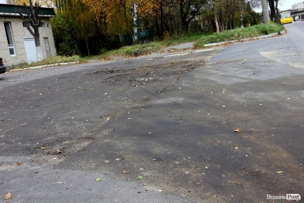 У Луцьку під багатоповерхівками розлилася смердюча ріка дизпалива. ФОТО 