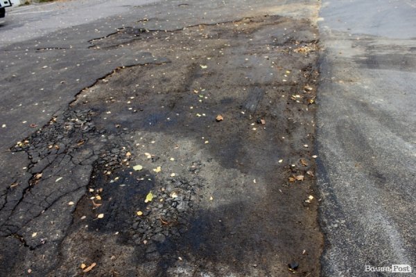 У Луцьку під багатоповерхівками розлилася смердюча ріка дизпалива. ФОТО 