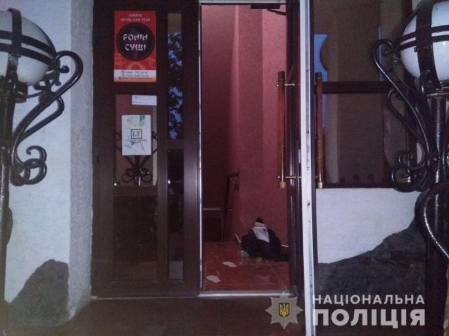 У Луцьку на «гарячому» зловили молодика, який  вкрав з ресторану 4 пляшки елітного алкоголю