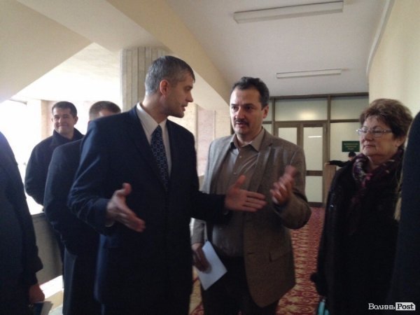 З «копами» та скандалом журналісти прорвались на комісію Волиньради