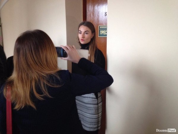 З «копами» та скандалом журналісти прорвались на комісію Волиньради
