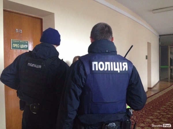 З «копами» та скандалом журналісти прорвались на комісію Волиньради