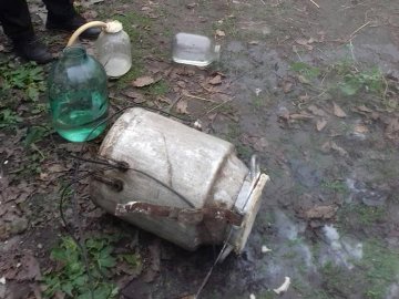 У районі на Волині поліцейські вилучили 40 літрів браги та вилили на землю. ФОТО