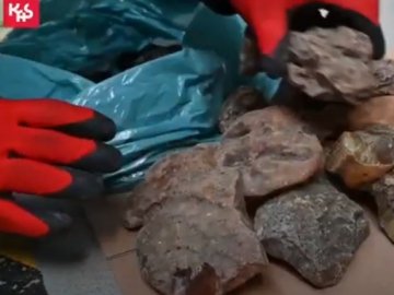 Волинянин намагався вивезти за кордон у легковому автомобілі майже 37 кілограмів бурштину