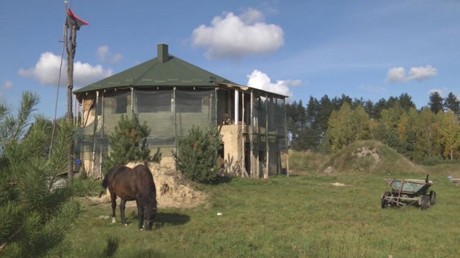 Волинянин будує екобудинок з дерева, глини та соломи. ВІДЕО